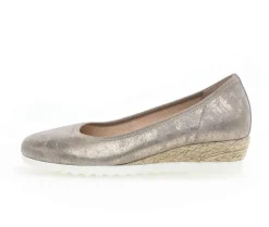 Pump met sleehak beige