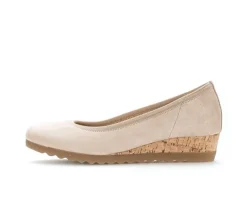Pump met sleehak beige