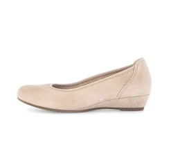 Pump met sleehak beige