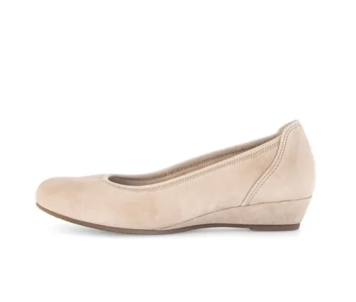 Pump met sleehak beige