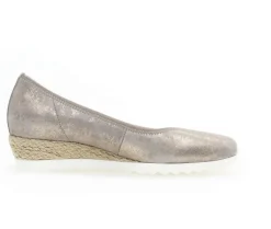 Pump met sleehak beige