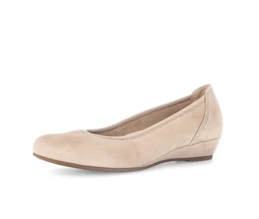 Pump met sleehak beige