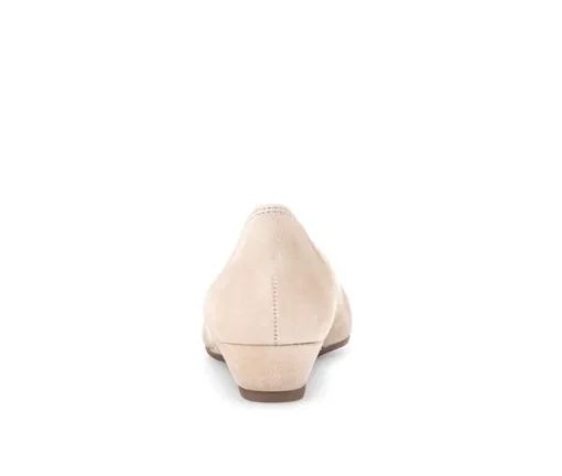 Pump met sleehak beige