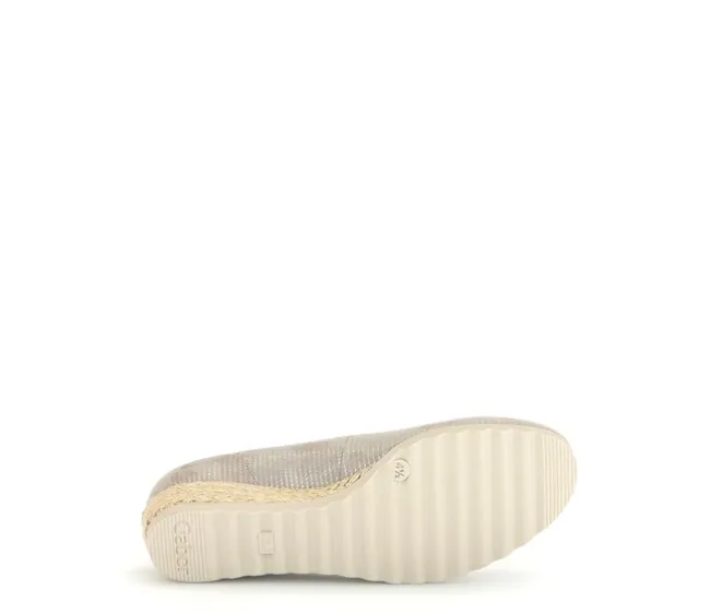 Pump met sleehak beige