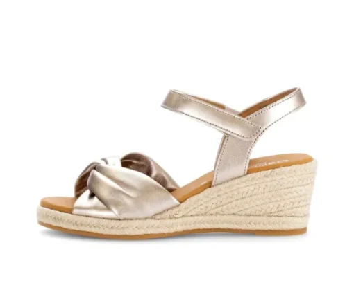Sandaleno met sleehak goud