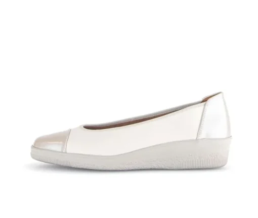Sportieve ballerina crème