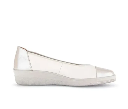 Sportieve ballerina crème
