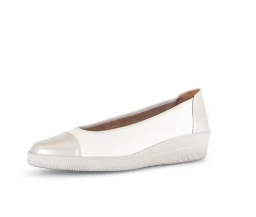 Sportieve ballerina crème